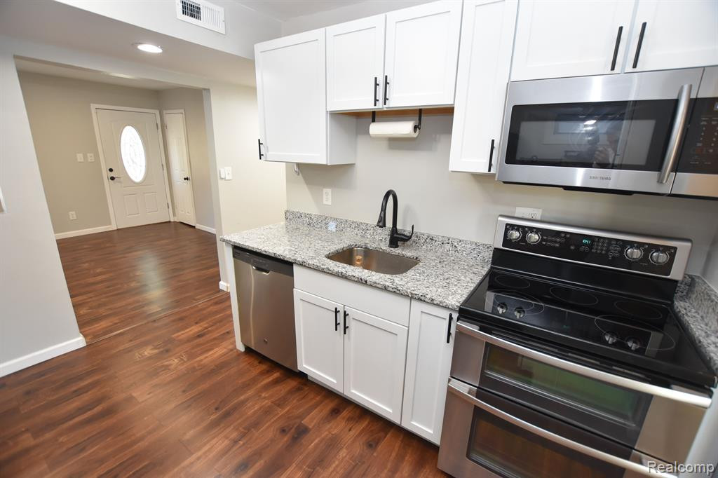 520 E KALAMA Avenue, Madison Heights, MI 48071 — Photo 4