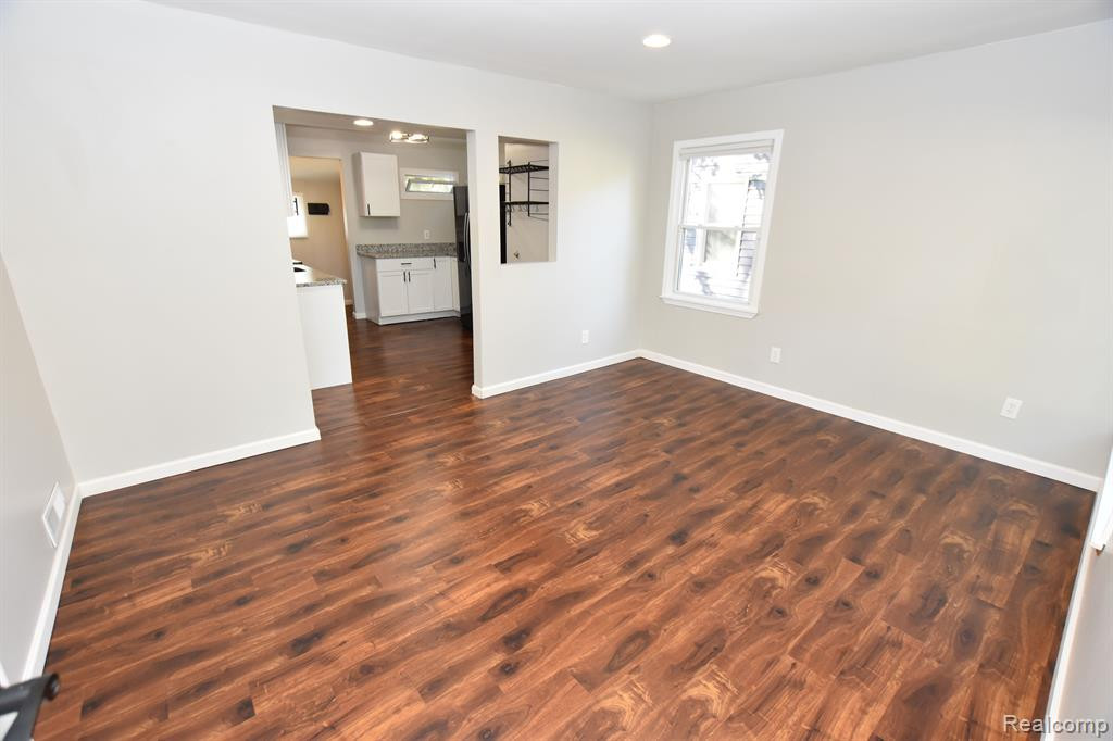 520 E KALAMA Avenue, Madison Heights, MI 48071 — Photo 5