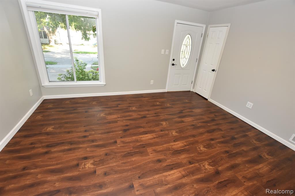 520 E KALAMA Avenue, Madison Heights, MI 48071 — Photo 6