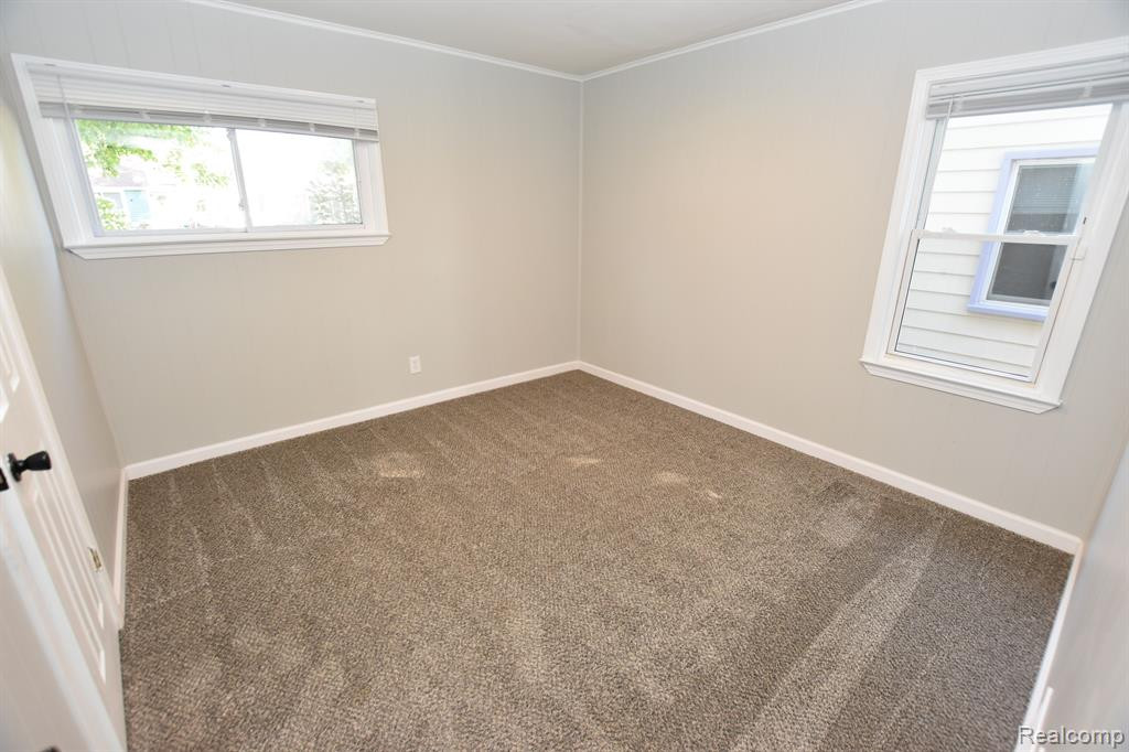520 E KALAMA Avenue, Madison Heights, MI 48071 — Photo 8