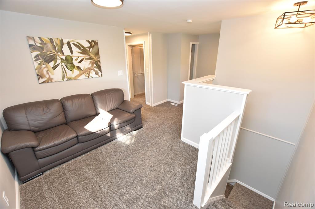 520 E KALAMA Avenue, Madison Heights, MI 48071 — Photo 10