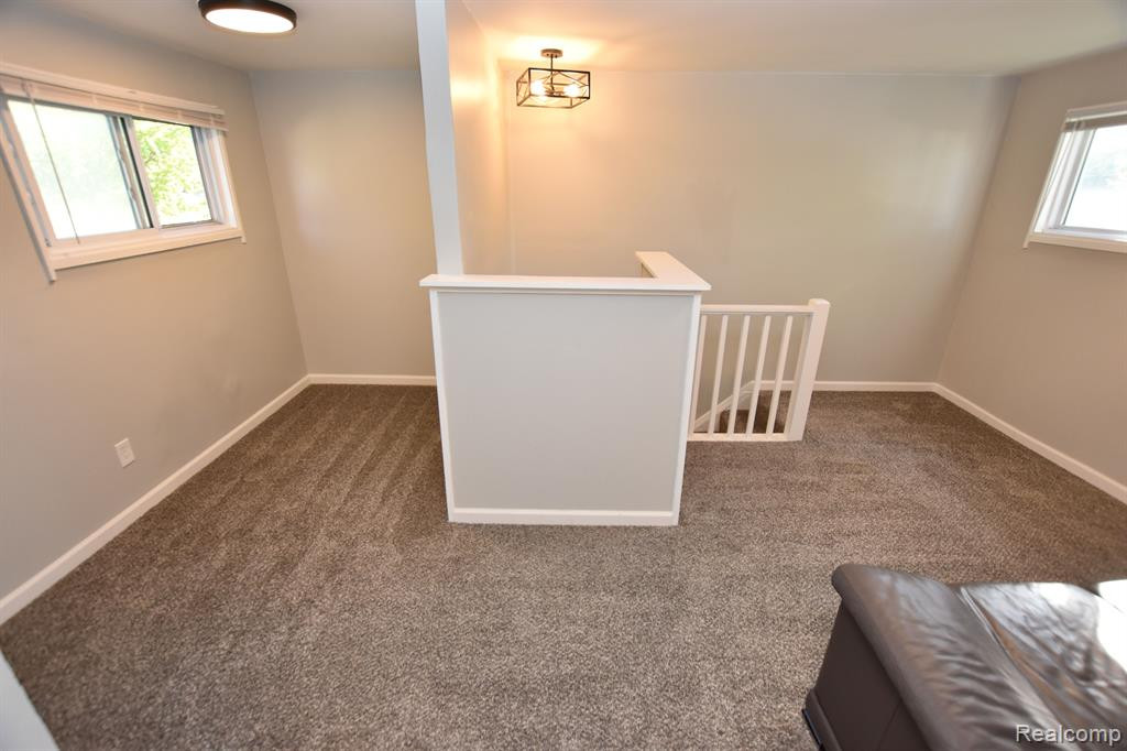 520 E KALAMA Avenue, Madison Heights, MI 48071 — Photo 11