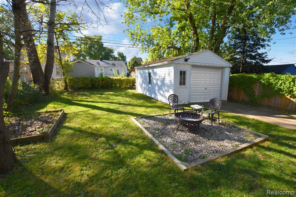 520 E KALAMA Avenue, Madison Heights, MI 48071 — Photo 17