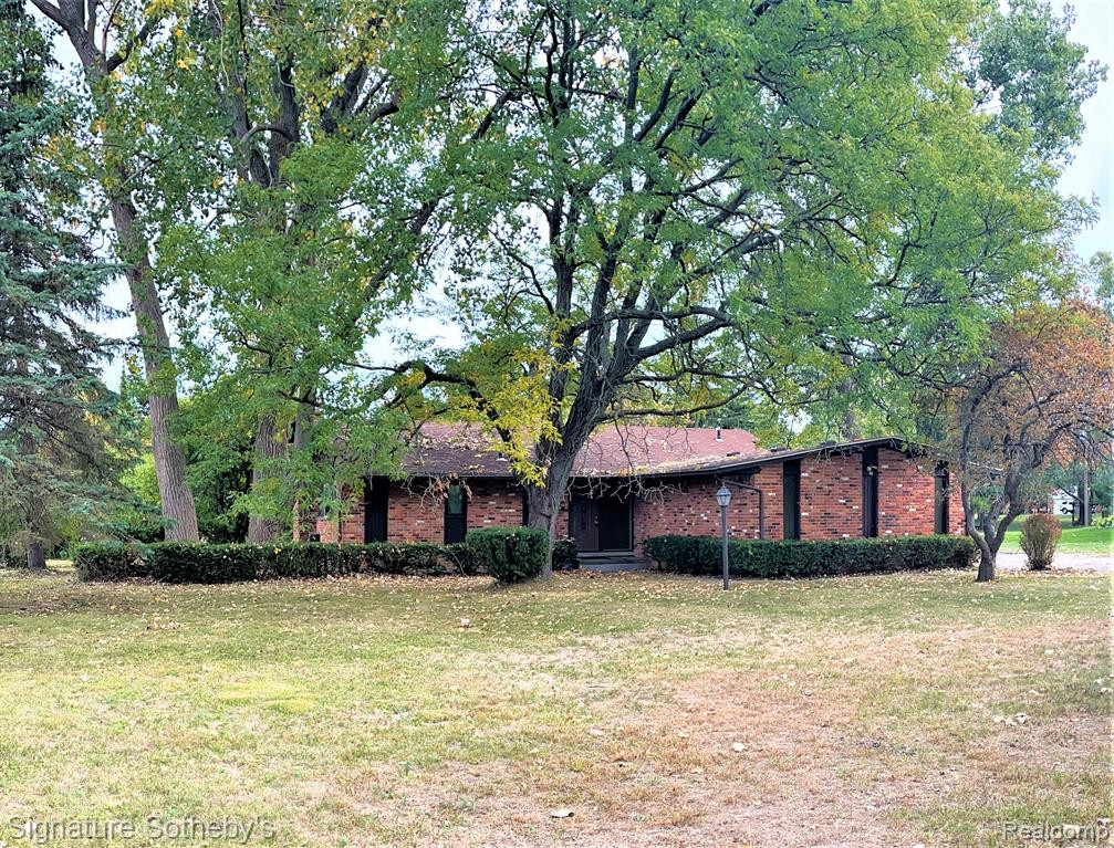 6207 Nicholas Drive, West Bloomfield, MI — front exterior