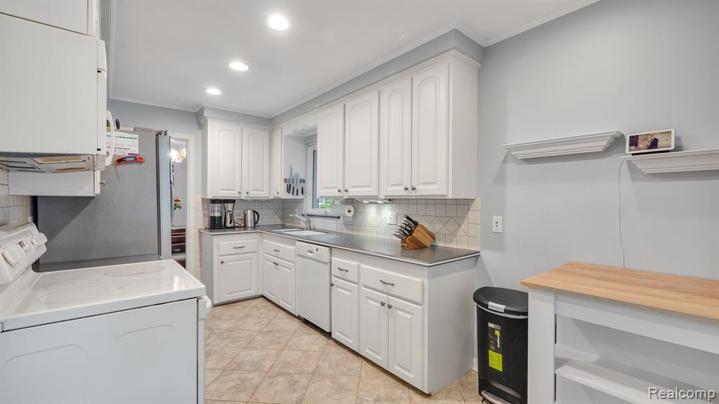4126 BERKSHIRE Road, Royal Oak, MI 48073 — Photo 8