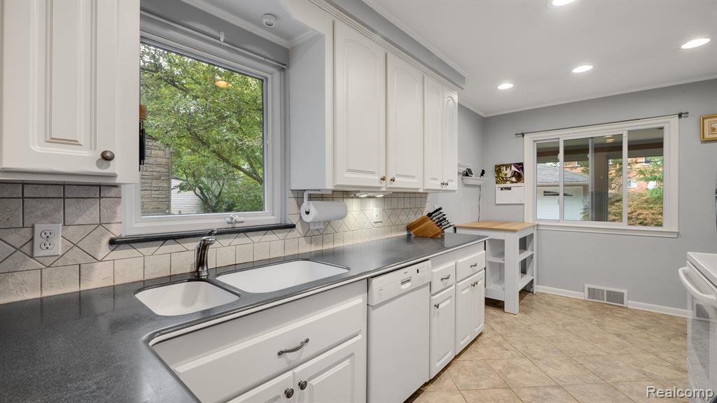 4126 BERKSHIRE Road, Royal Oak, MI 48073 — Photo 9
