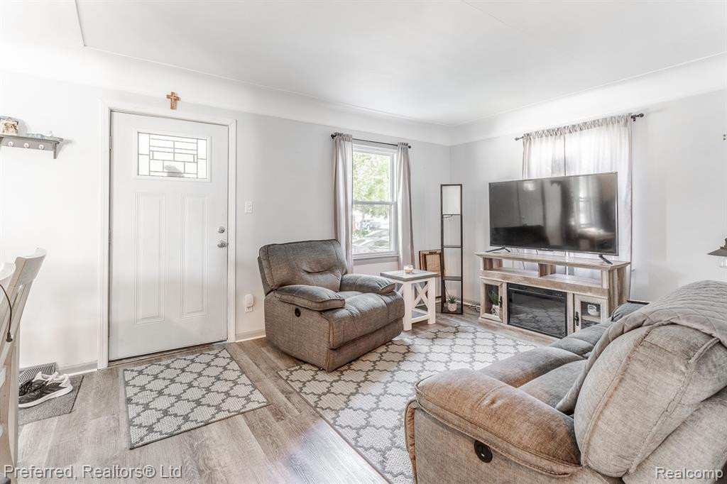 4417 SYRACUSE Street, Dearborn Heights, MI 48125 — Photo 4