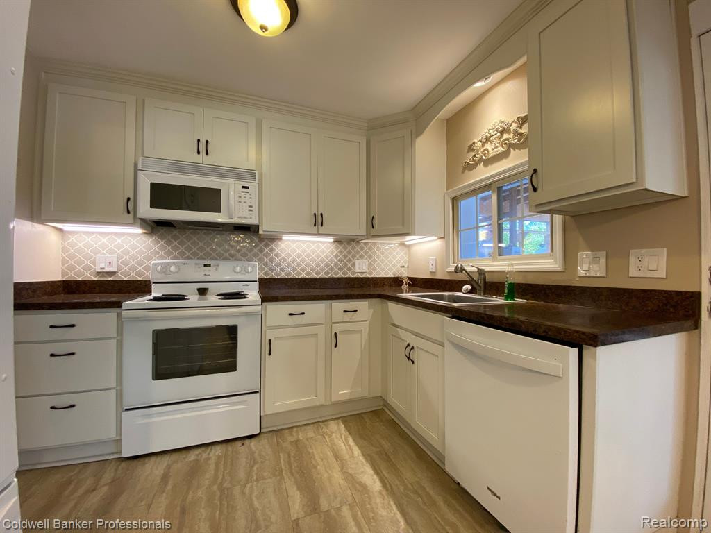 8774 SHANNON Drive, Sterling Heights, MI 48314 — Photo 9