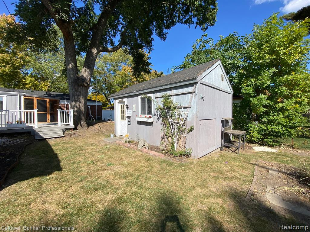 8774 SHANNON Drive, Sterling Heights, MI 48314 — Photo 32