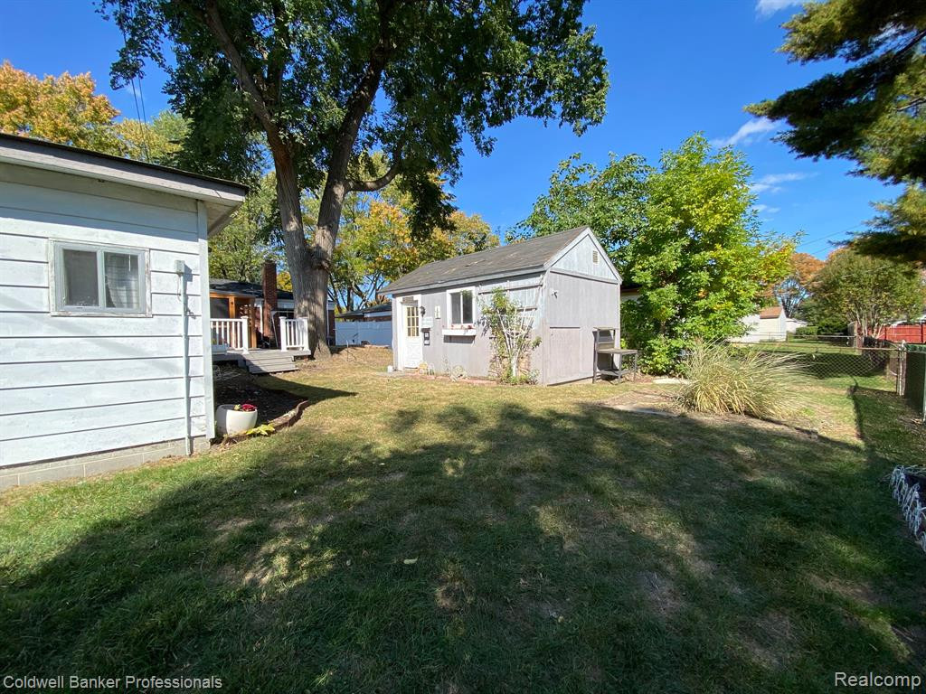 8774 SHANNON Drive, Sterling Heights, MI 48314 — Photo 33