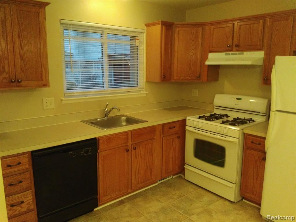 44575 SAVERY Drive, Canton, MI 48187 — Photo 6