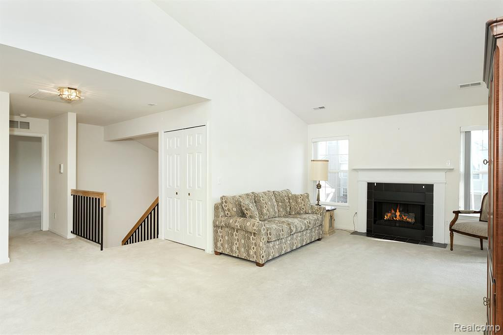 43195 Woodbridge Drive, Clinton Twp, MI 48038 — Photo 2