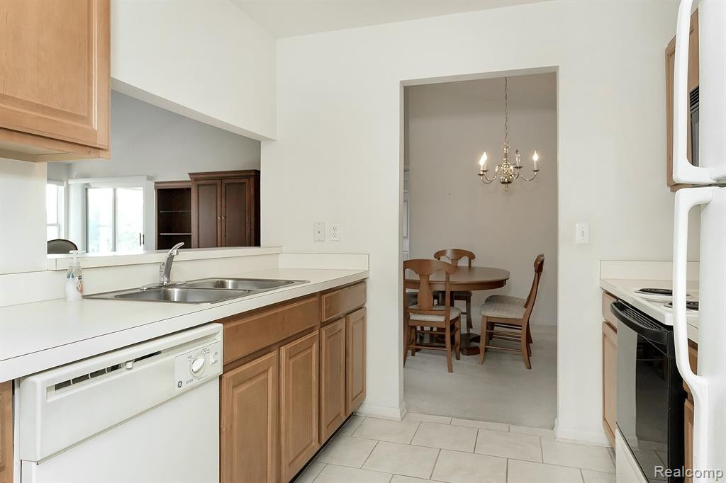 43195 Woodbridge Drive, Clinton Twp, MI 48038 — Photo 8