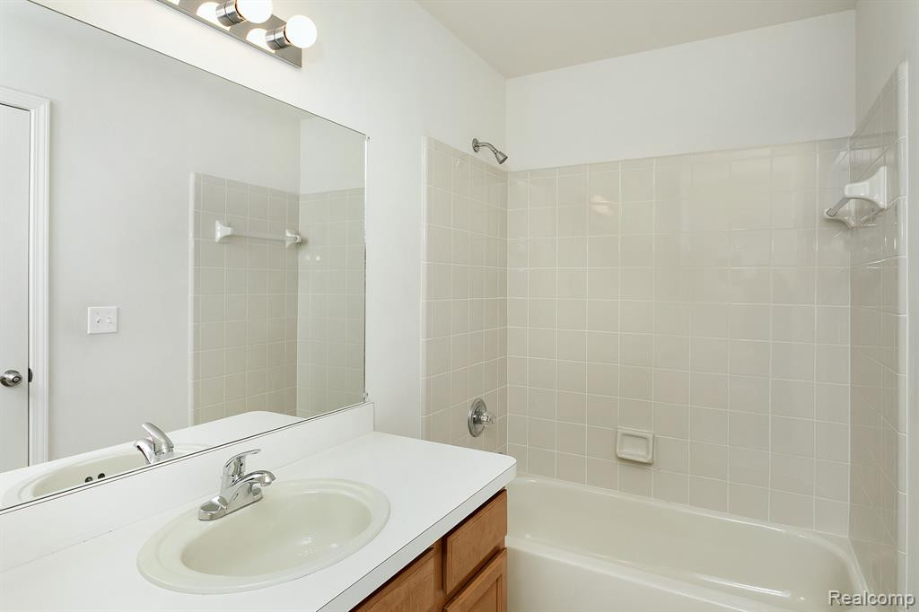 43195 Woodbridge Drive, Clinton Twp, MI 48038 — Photo 18