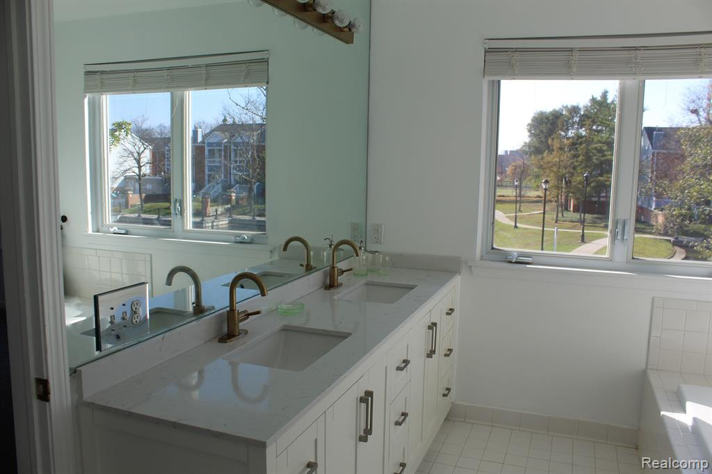 235 WINDWARD, Detroit, MI 48207 — Photo 20