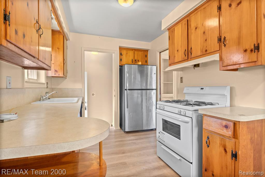 4170 LINCOLN Boulevard, Dearborn Heights, MI 48125 — Photo 11