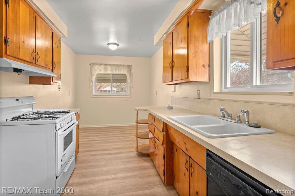 4170 LINCOLN Boulevard, Dearborn Heights, MI 48125 — Photo 13
