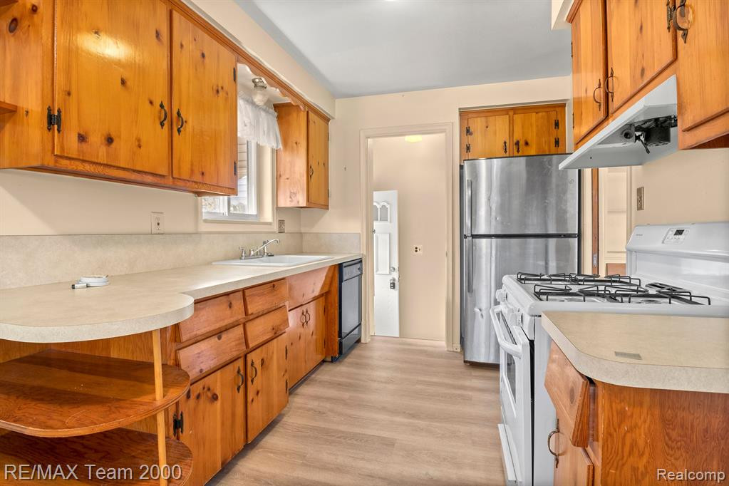 4170 LINCOLN Boulevard, Dearborn Heights, MI 48125 — Photo 16