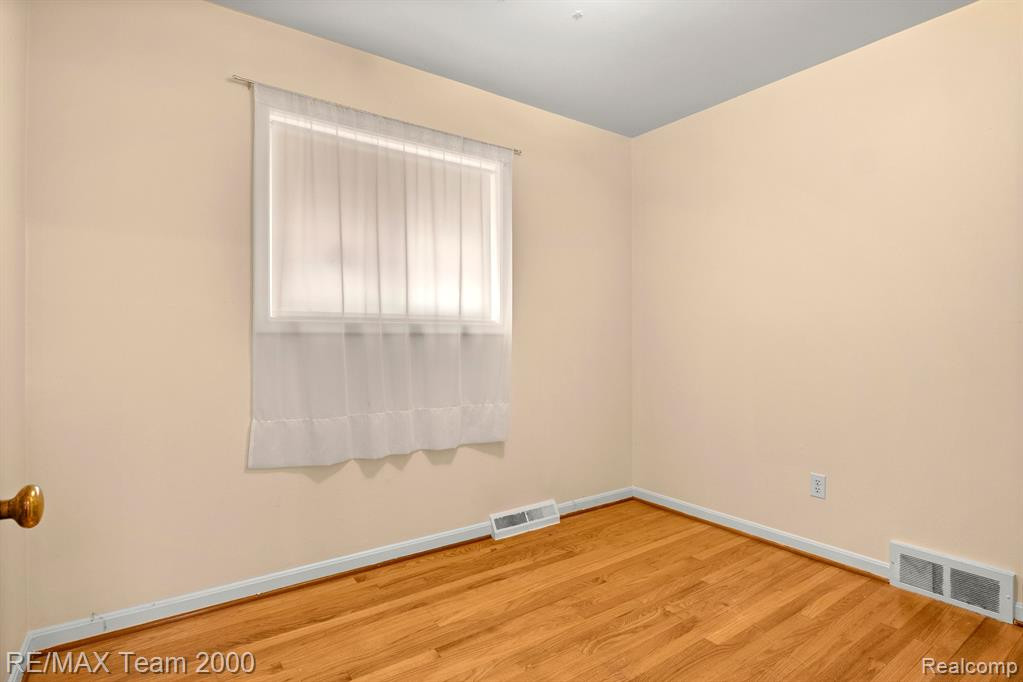 4170 LINCOLN Boulevard, Dearborn Heights, MI 48125 — Photo 17