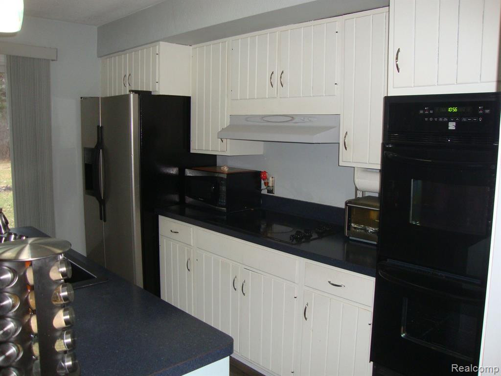 2810 W MAPLE Road, Wixom, MI 48393 — Photo 9
