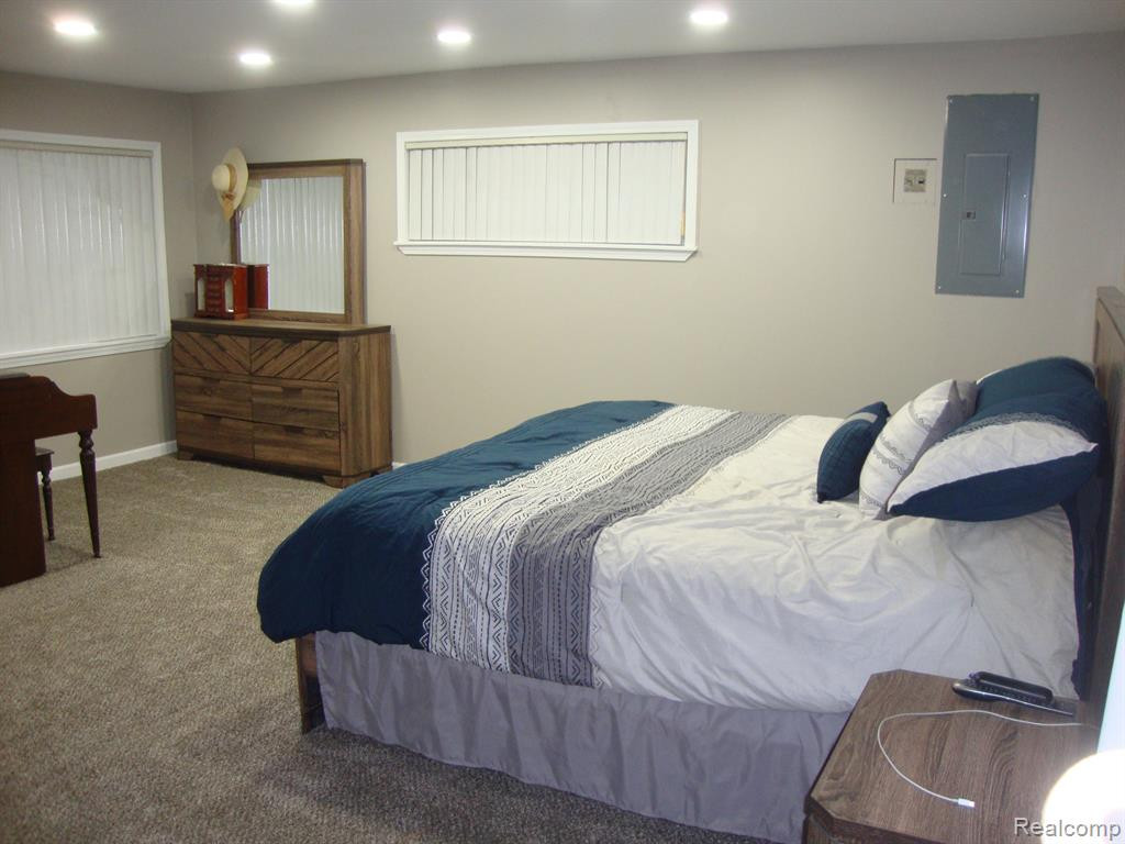 2810 W MAPLE Road, Wixom, MI 48393 — Photo 18