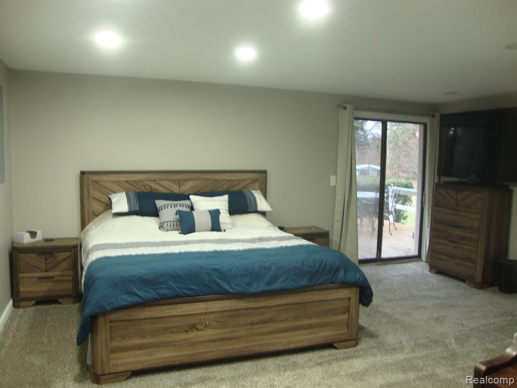 2810 W MAPLE Road, Wixom, MI 48393 — Photo 19