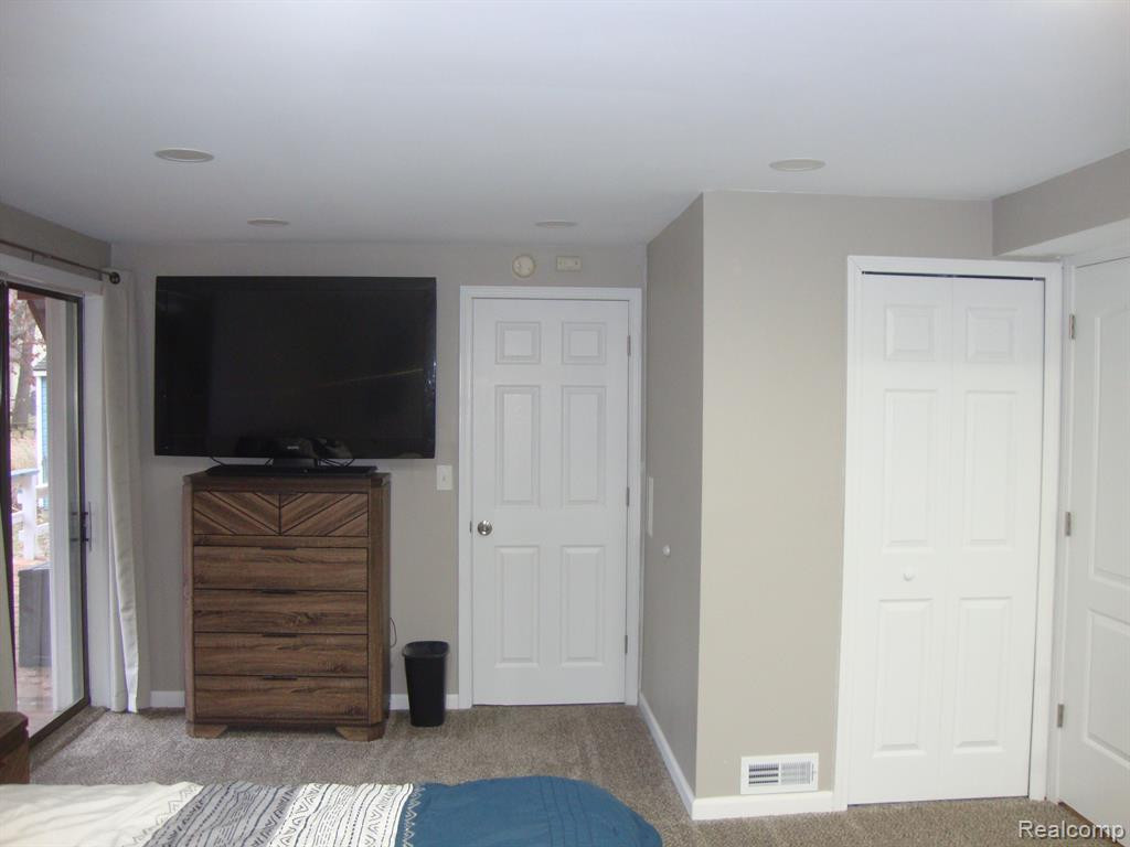 2810 W MAPLE Road, Wixom, MI 48393 — Photo 22