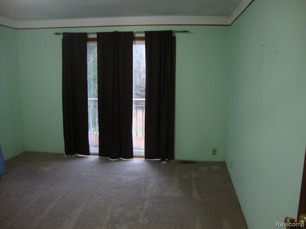 2810 W MAPLE Road, Wixom, MI 48393 — Photo 30