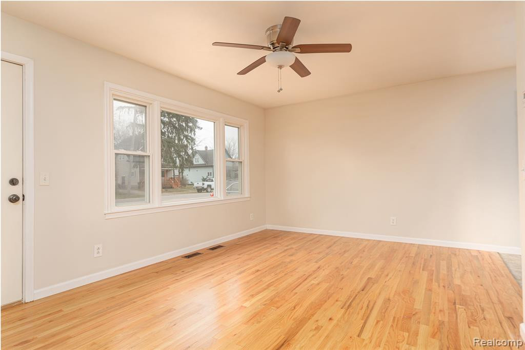 233 CHESTNUT Street E, Webberville, MI 48892 — Photo 4