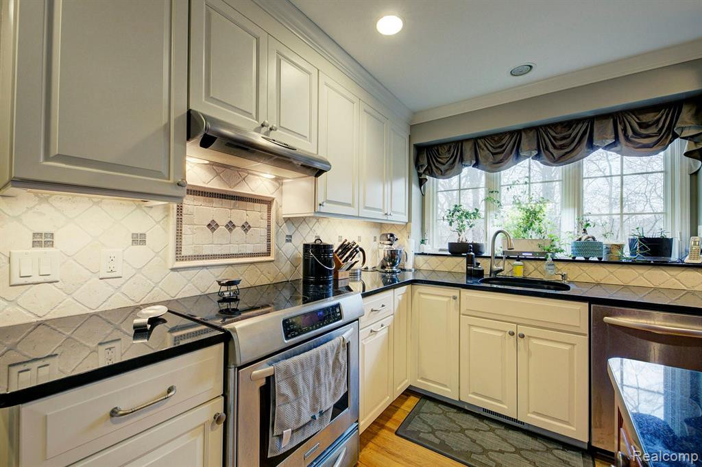 5610 LAKESHORE Drive, Ann Arbor, MI 48108 — Photo 9