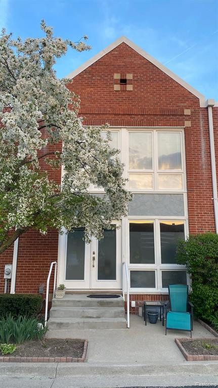 334 W CRESCENT Lane, Detroit, MI 48207 — Photo 2