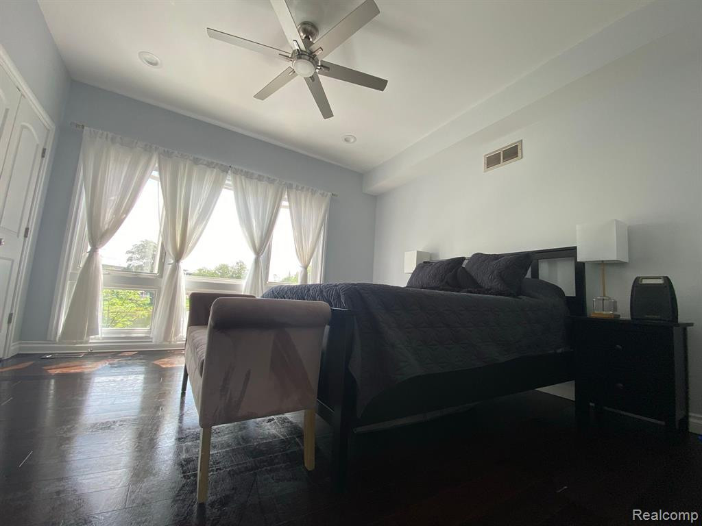 334 W CRESCENT Lane, Detroit, MI 48207 — Photo 8
