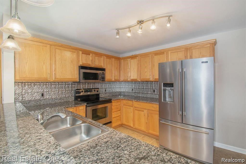 5739 TWIN OAKS Drive, Sterling Heights, MI 48314 — Photo 4