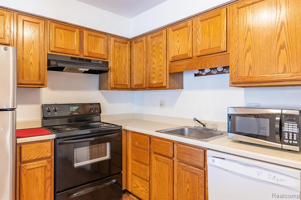 7572 WOODVIEW #4 Street, 103, Westland, MI — Photo 3