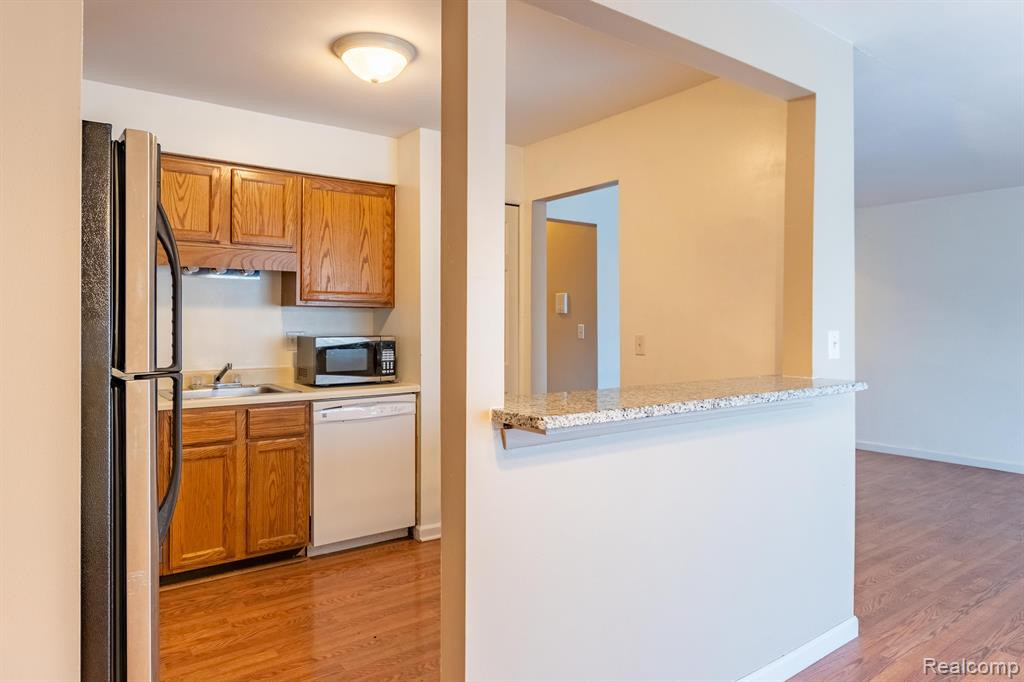 7572 WOODVIEW #4 Street, 103, Westland, MI — Photo 10