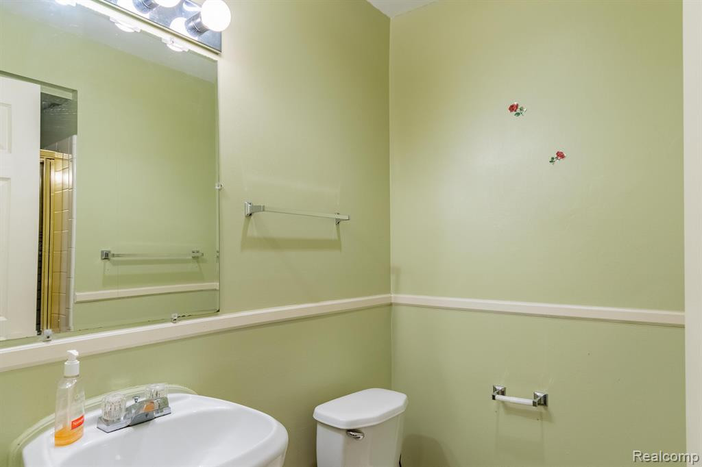 7572 WOODVIEW #4 Street, 103, Westland, MI — Photo 13
