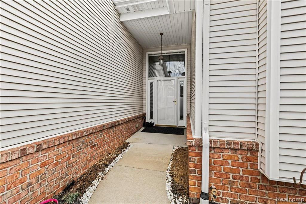10197 CLARKSHIRE Court, South Lyon, MI 48178 — Photo 3