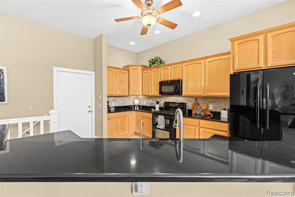 10197 CLARKSHIRE Court, South Lyon, MI 48178 — Photo 12