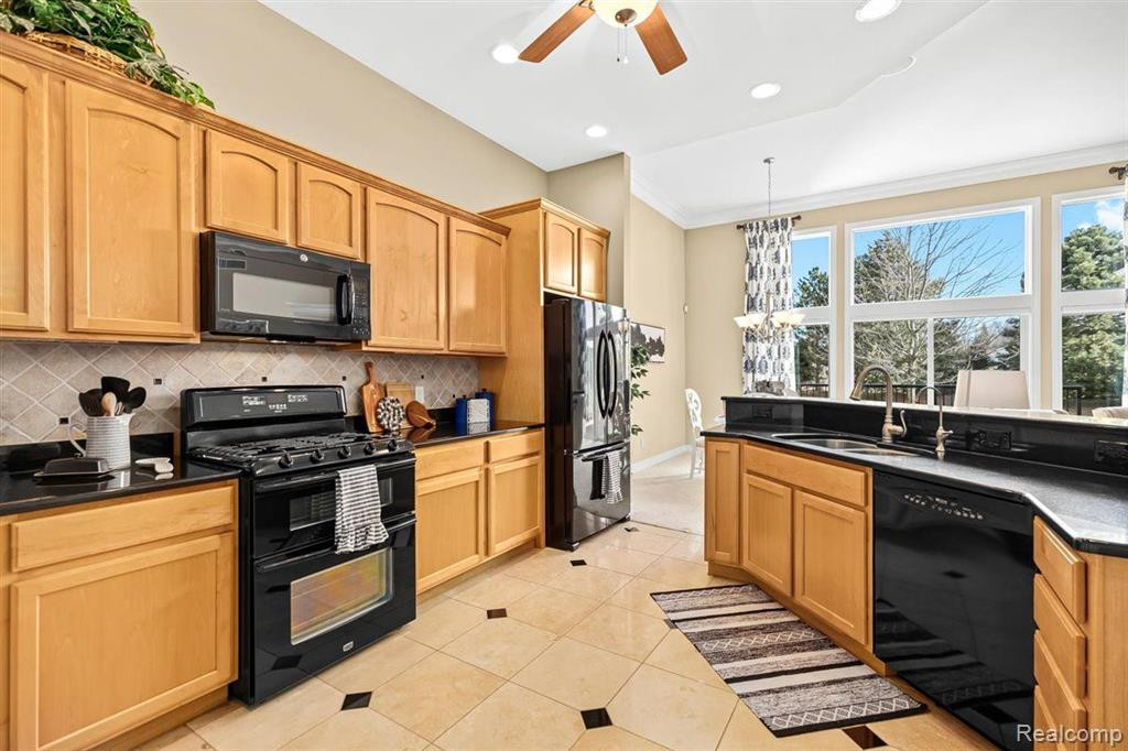 10197 CLARKSHIRE Court, South Lyon, MI 48178 — Photo 13