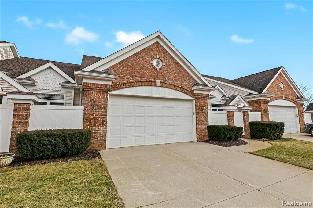 10197 CLARKSHIRE Court, South Lyon, MI 48178 — Photo 32
