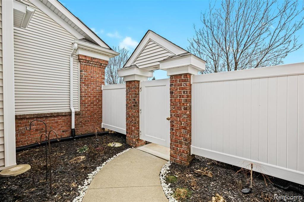 10197 CLARKSHIRE Court, South Lyon, MI 48178 — Photo 34