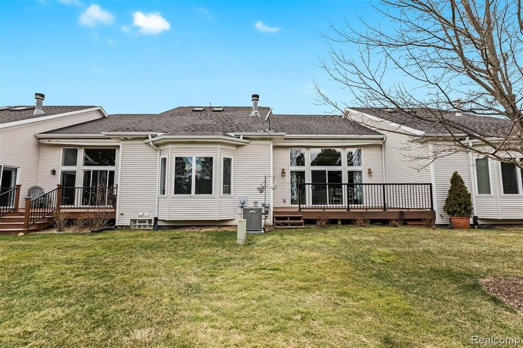 10197 CLARKSHIRE Court, South Lyon, MI 48178 — Photo 35