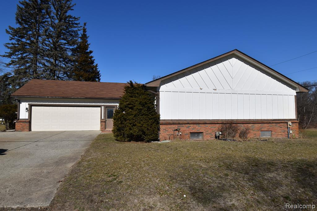 2202 WOODLAWN Street, Wolverine Lake, MI 48390 — front exterior