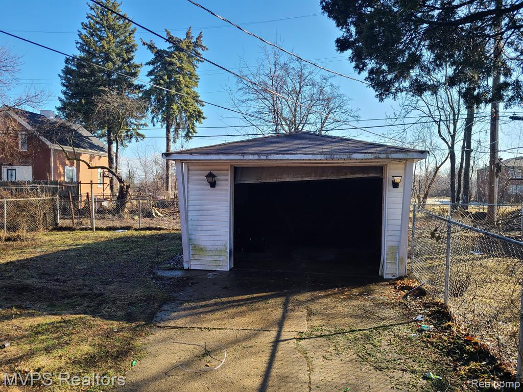 8136 ALMONT Street, Detroit, MI 48234 — Photo 2