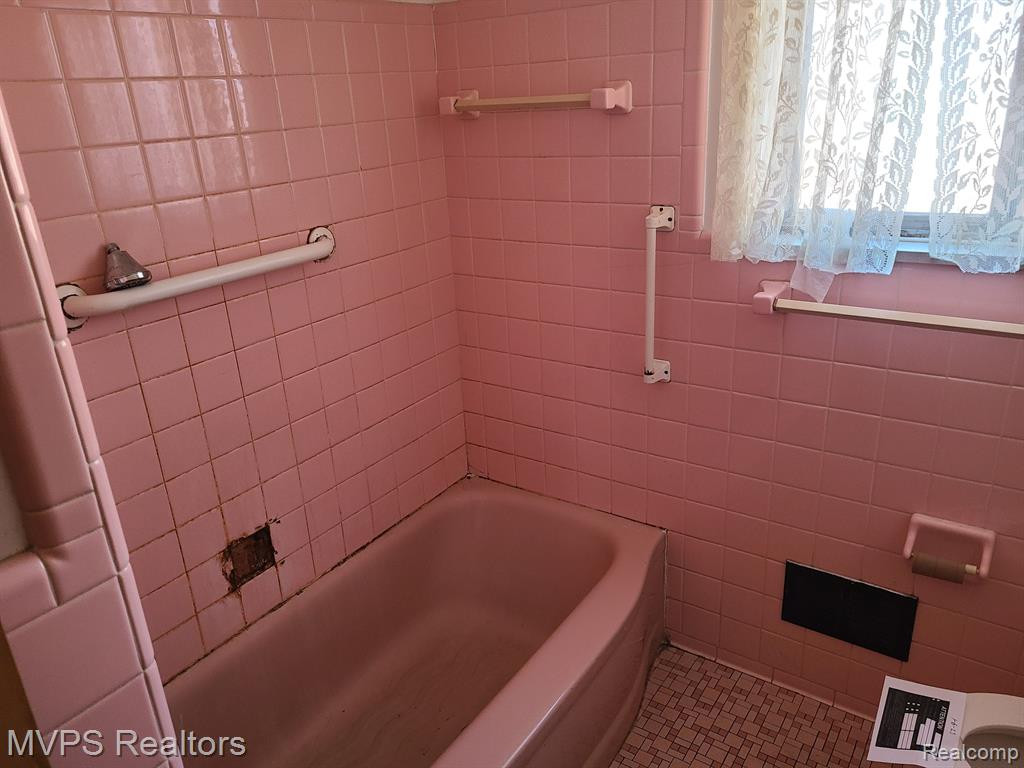 8136 ALMONT Street, Detroit, MI 48234 — Photo 10
