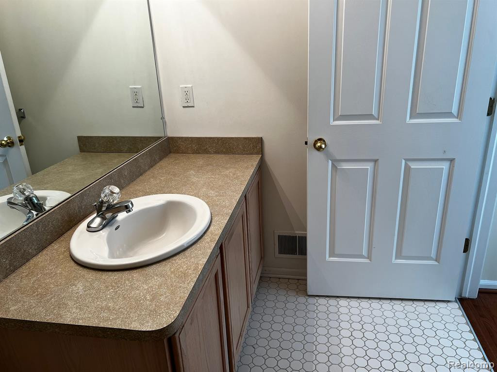 17437 GATEWAY Circle, Southfield, MI 48075 — Photo 20