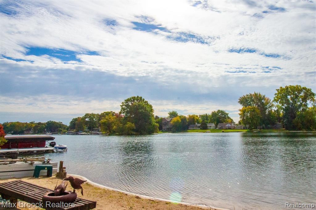 4645 Claudia Drive, Waterford, MI 48328 — Photo 3