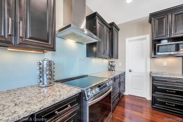 610 LONGPOINTE Drive, Lake Orion, MI 48362 — Photo 21