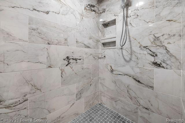 610 LONGPOINTE Drive, Lake Orion, MI 48362 — Photo 57