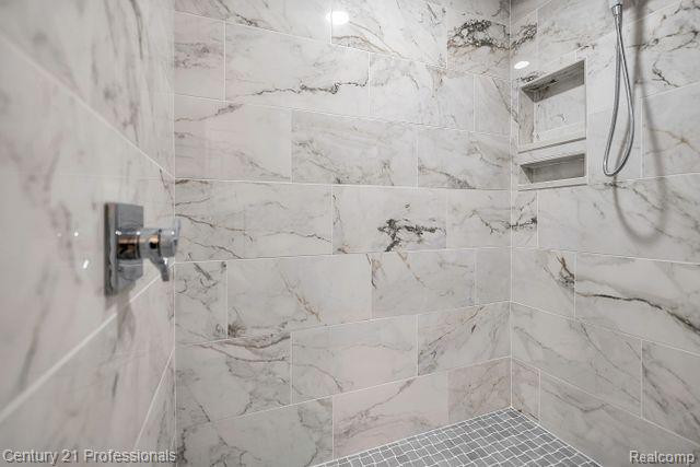 610 LONGPOINTE Drive, Lake Orion, MI 48362 — Photo 58